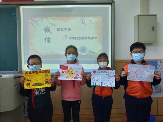 小孩们站在一起
中度可信度描述已自动生成